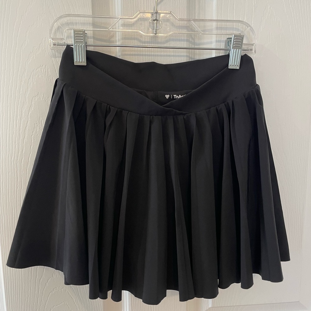 Aritzia TNA action black pleated skort